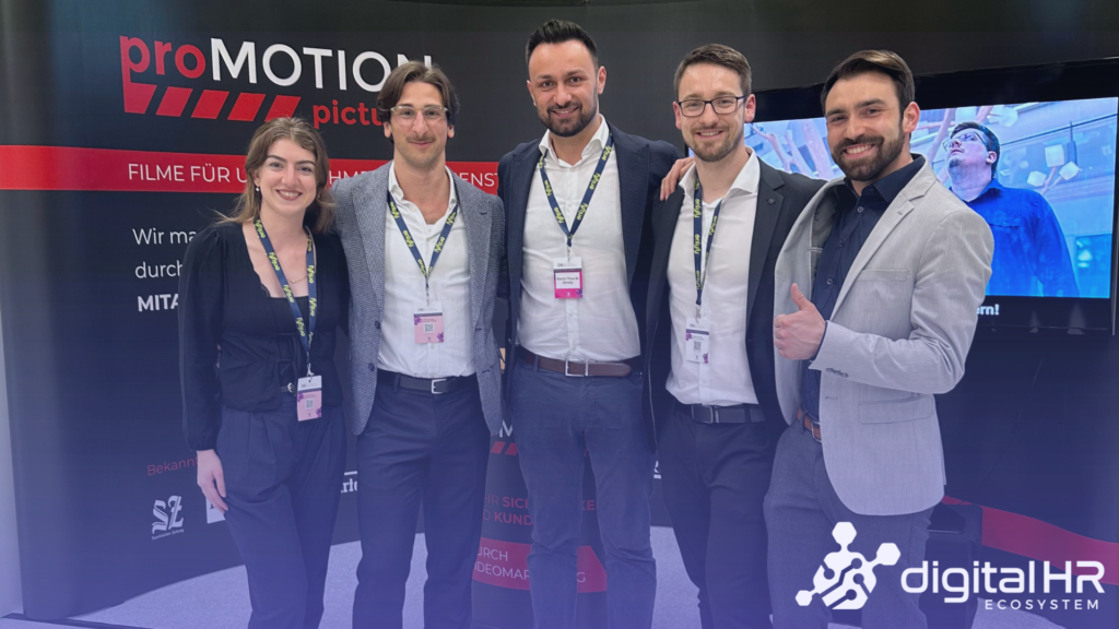 Fünf Teammitglieder des Digital HR Ecosystems posieren auf einer Messe